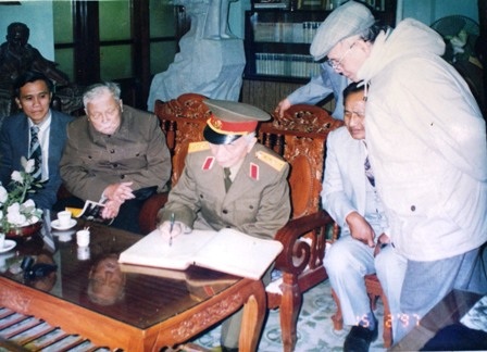 Đại tướng Võ Nguyên Giáp ghi vào sổ vàng lưu niệm của Nông trường Thống Nhất Thanh Hóa.