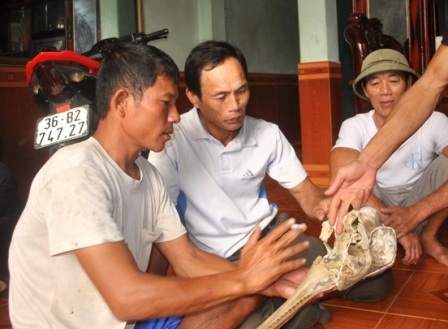 Rất nhiều người dân đến nhà anh Tự để xem chiếc hộp sọ lạ