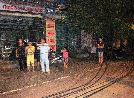 Tại hiện trường, dây điện bị đứt rơi xuống đường, nhiều người dân vẫn còn lo lắng.
