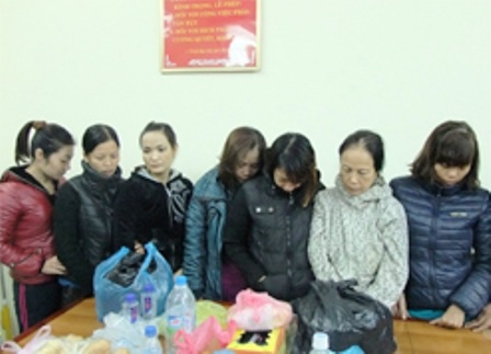 Các đối tượng nữ bị bắt tại chiếu bạc.