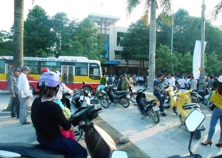 Vụ tai nạn thu hút rất đông người dân hiếu kỳ