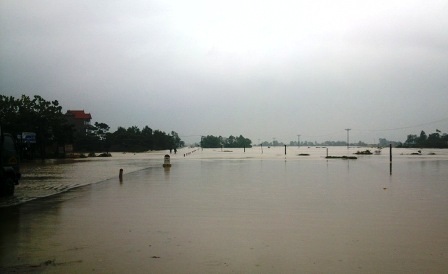 Nhiều xã của huyện Tĩnh Gia vẫn ngập chìm trong biển nước. (Ảnh: Văn Tuyên)