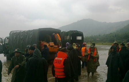 Nhiều xã của huyện Tĩnh Gia vẫn ngập chìm trong biển nước. (Ảnh: Văn Tuyên)