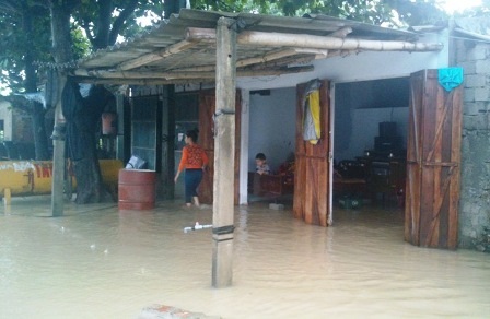Nhà dân cũng tràn nước (Ảnh: Văn Tuyên).