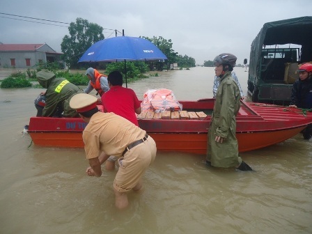 Ca nô vận chuyển mì tôm vào khu vực bị cô lập ở thôn Thế Vinh và thôn Lương Điền, xã Tùng Lâm.