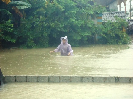 Nhiều đoạn nước ngập đến nửa người.