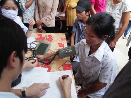  Các bác sỹ đang khám bệnh cho người dân “vùng thuốc trừ sâu”.