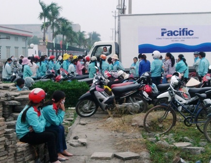 Không cho nằm nghỉ trưa, hàng trăm công nhân đình công - 2 Đến sáng ngày 16/10 công nhân vẫn tiếp tục bỏ việc để đình công