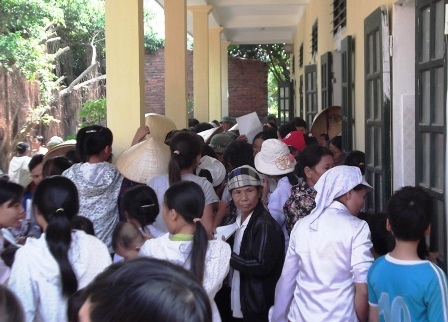  Người dân đến khám chất cứng các địa điểm.