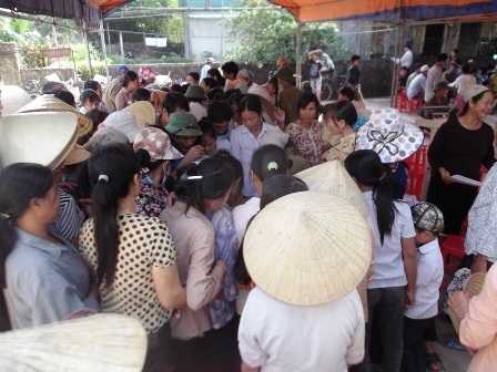  Người dân đến khám chất cứng các địa điểm.