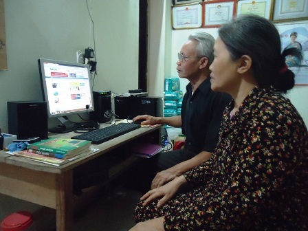 Các con ở xa, vợ chồng ông Thoa liên lạc với con qua Internet.