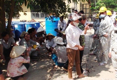 Rất nhiều người dân đã kéo đến sau khi biết đoàn thi công về.