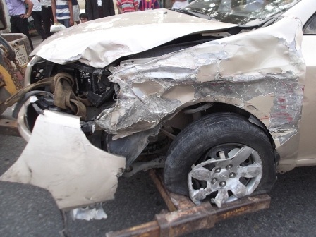 Chiếc xe màu trắng bị hư hỏng nặng.