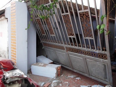 Đoạn cửa nhà dân bị tông sập.