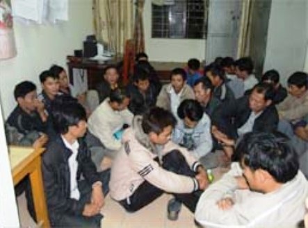 Bắt hơn 50 đối tượng tại "sới" gà - 1 Các đối tượng trong ổ nhóm chọi gà ăn tiền.