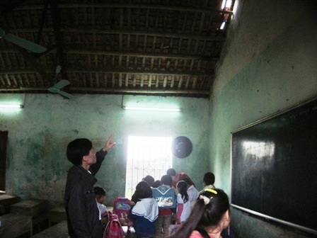 Hệ thống mái ngói của một số phòng học tại Trường Tiểu học Hải Thượng đã bị xuống cấp nghiêm trọng.