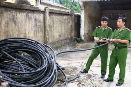 Nhân viên bị đuổi việc, thuê người cắt cáp viễn thông - 2 Tang vật cơ quan Công an thu giữ được.