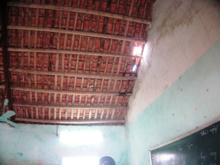  Từ trong lớp học có thể nhìn rõ ra ngoài trời do mái ngói bị bong ra.