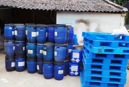 Chất thải đã được khai đào chưa vận chuyển đi hết tiềm ẩn nhiều nguy cơ gây ô nhiễm.