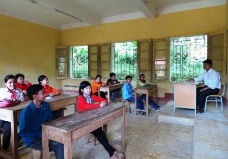 Các em học sinh nơi đây vui mừng khi được đón thầy giáo mới.