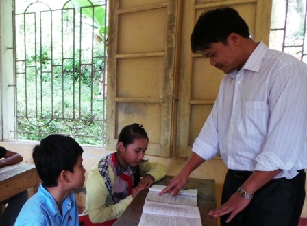 Được giúp đỡ học sinh nghèo cũng là mong muốn của thầy Thảo.