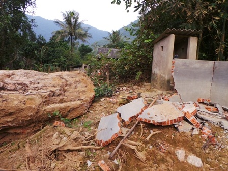 Những tảng đá nặng hàng chục tấn lăn xuống ngay cạnh nhà dân.