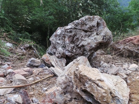 Những tảng đá như thế này đè bẹp những gì trên đường lăn xuống.