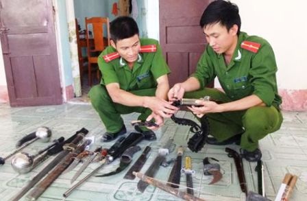 Bắt "đại ca" giang hồ chuyên đòi nợ thuê, đâm thuê, chém mướn - 2 Tang vật cơ quan Công an thu giữ được.