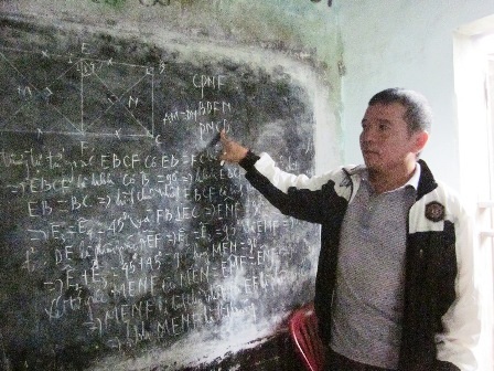  Thầy Hà trong một tiết dạy học.