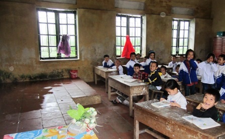  Học sinh phải ngồi học chung với nước mưa dột từ mái nhà xuống.