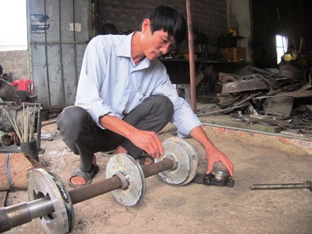 Ông Nguyên đang làm các công đoạn lắp ráp máy.