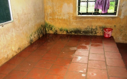 Nước mưa lênh láng trên bục giảng của giáo viên nên phải kê bàn tránh ra nơi khác.