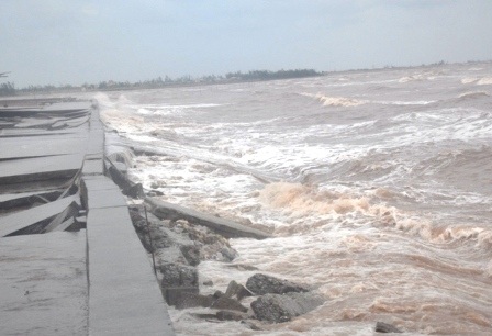 Sóng biển đang cao dần lên tại khu vực có để biển hư hỏng.