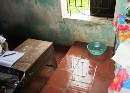  Một phòng học phải dùng chậu để hứng nước mưa.