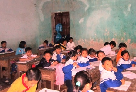 Thiếu phòng học, học sinh phải ngồi chen chúc với nhau.