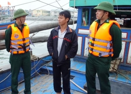 Đánh chìm xà lan nặng 100 tấn để tránh siêu bão - 1 Đánh chìm xà lan nặng 100 tấn để tránh siêu bão