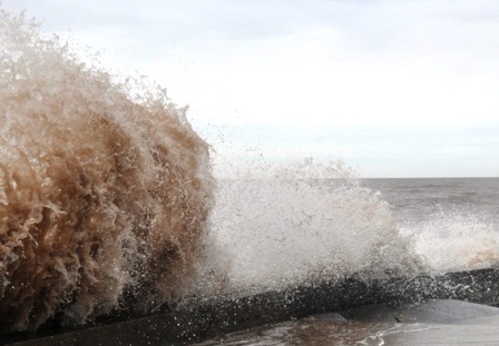 Sóng to cùng với triều cường khiến nguy cơ ngập lụt rất cao.