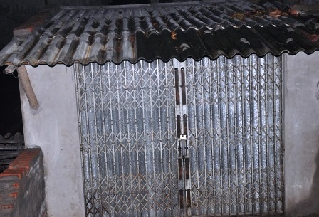 Sinh viên trường dược mang xăng đi đốt tiệm thuốc - 1 Hiện trường vụ việc.