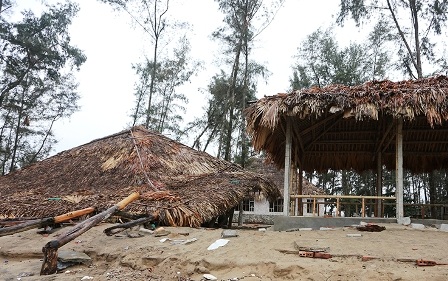 Hàng quán ven biển Sầm Sơn đã dọn dẹp hàng quán.
