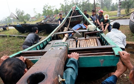 Ngư dân Quảng Xương đưa thuyền bè vào nơi an toàn để tránh bão.