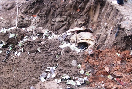 Công tác khai quật hiện trường đã tạm dừng.