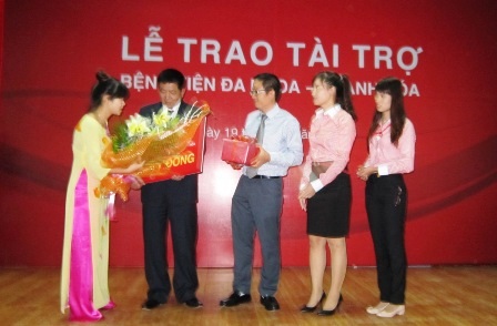 Hỗ trợ 4 tỷ đồng mua máy tim phổi nhân tạo - 1 Đại diện Ngân hàng Techcombank trao 4 tỷ đồng cho lãnh đạo Bệnh viện Đa khoa tỉnh Thanh Hóa.