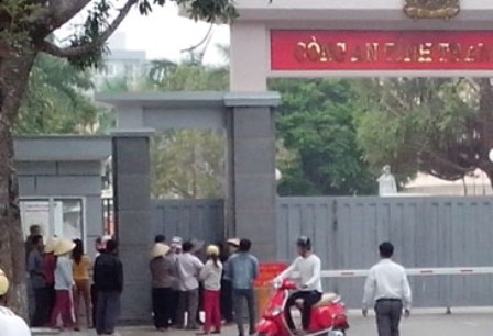 Người dân tập trung trước cổng Công an tỉnh Thanh Hóa.