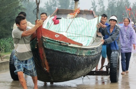 Ngư dân Tĩnh Gia đưa thuyền vào bờ tránh bão.
