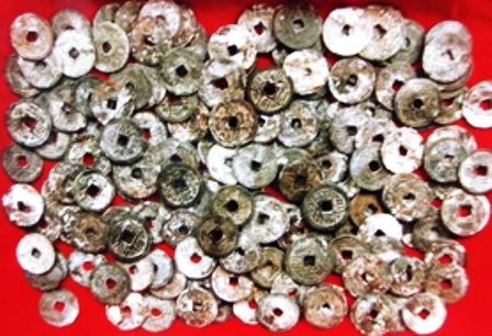 Những đồng tiền cổ được cho là tiền thời Nguyễn được gia đình bà Lòng tìm thấy khi đào móng nhà.