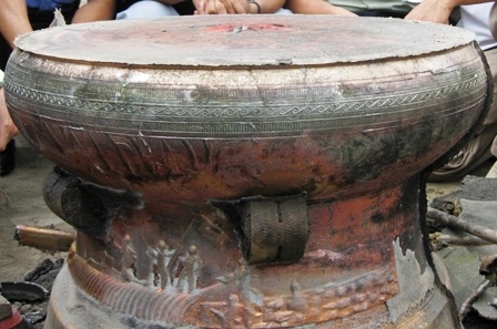 Chiếc trống đồng đúc năm 2008 dâng lên Đại tướng.