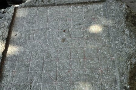  Bàn cờ nơi cửa hang.