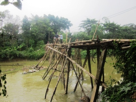 Cầu mục nát “cõng” hàng trăm lượt người mỗi ngày - 1 Cầu mục nát “cõng” hàng trăm lượt người mỗi ngày