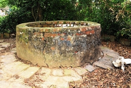 Chiếc giếng cổ được phát hiện tại xã Vĩnh Tiến, huyện Vĩnh Lộc cách Thành Nhà Hồ 300m.