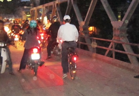 Khu vực cầu treo bắc qua sông nơi phát hiện tử thi.